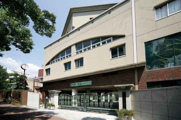 Surrounding environment. Municipal Kobe Ikuta Junior High School (a 12-minute walk ・ About 940m)