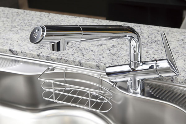 Kitchen.  [Water purifier integrated shower faucet type] Faucets of sharp form is a built-in water purifier. Withdraw the nozzle, Water discharge switching can be done three ways (same specifications)