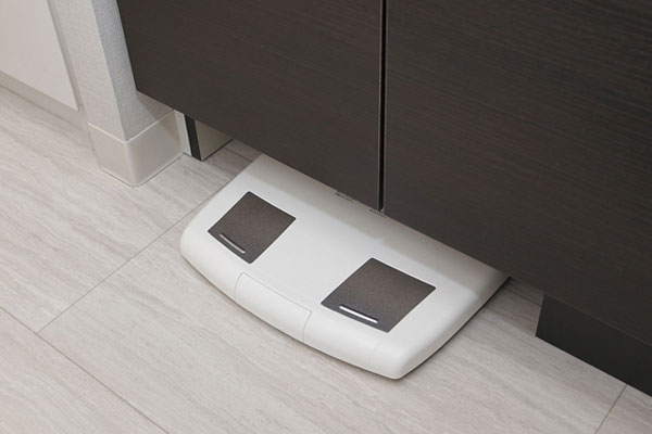 Bathing-wash room.  [Health meter space] To wash counter bottom, Health meter storage space that can be taken out only at the time of use is provided (same specifications)