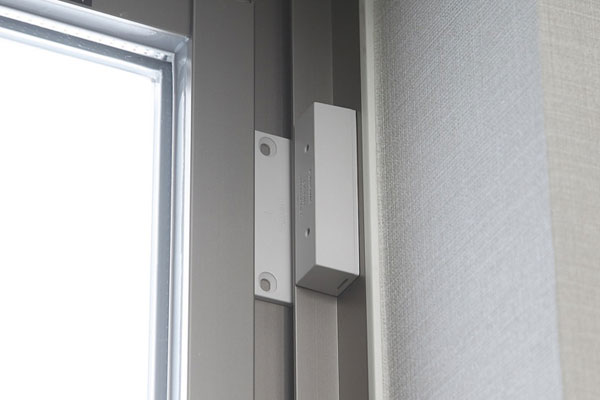 Security.  [Security magnet sensor] In the opening facing the balcony of all dwelling units, Installing the magnet type security sensors. Sensor detects when it is opened and closed by a security surveillance state, It issues a warning sound at the same time disaster prevention center and automatically reported to the (administrative office) and the monitoring center (same specifications)