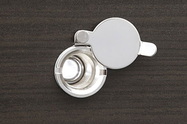 Security.  [Door scope with lid] With consideration to the security and privacy, Door scope with a lid to make it difficult peek inside the dwelling unit has been adopted from the outside (same specifications)