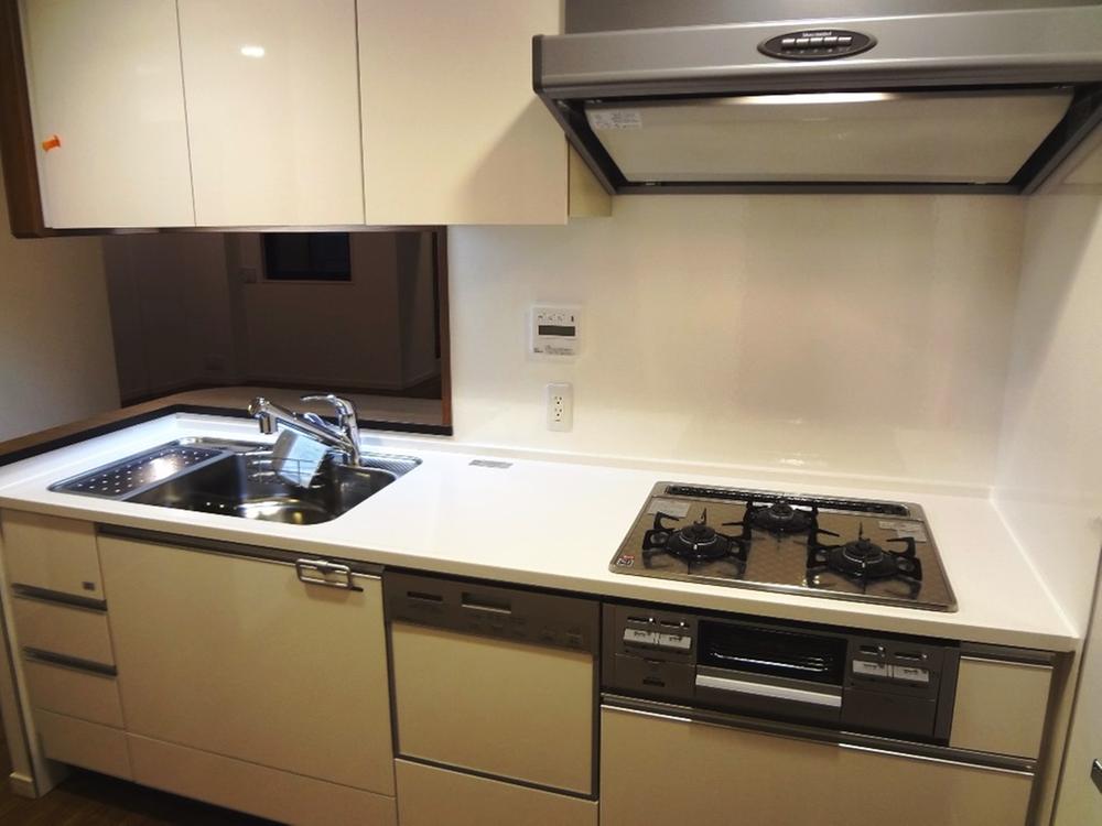 Kitchen. Immediate Available 						 / 							2 along the line more accessible 						 / 							System kitchen 						 / 							Bathroom Dryer 						 / 							All room storage 						 / 							Flat to the station 						 / 							LDK15 tatami mats or more 						 / 							Mist sauna 						 / 							Washbasin with shower 						 / 							Face-to-face kitchen 						 / 							Security enhancement 						 / 							2 or more sides balcony 						 / 							Bicycle-parking space 						 / 							Elevator 						 / 							Warm water washing toilet seat 						 / 							TV monitor interphone 						 / 							IH cooking heater 						 / 							Dish washing dryer 						 / 							Walk-in closet 						 / 							All room 6 tatami mats or more 						 / 							Pets Negotiable 						 / 							Maintained sidewalk 						 / 							Floor heating 						 / 							Delivery Box