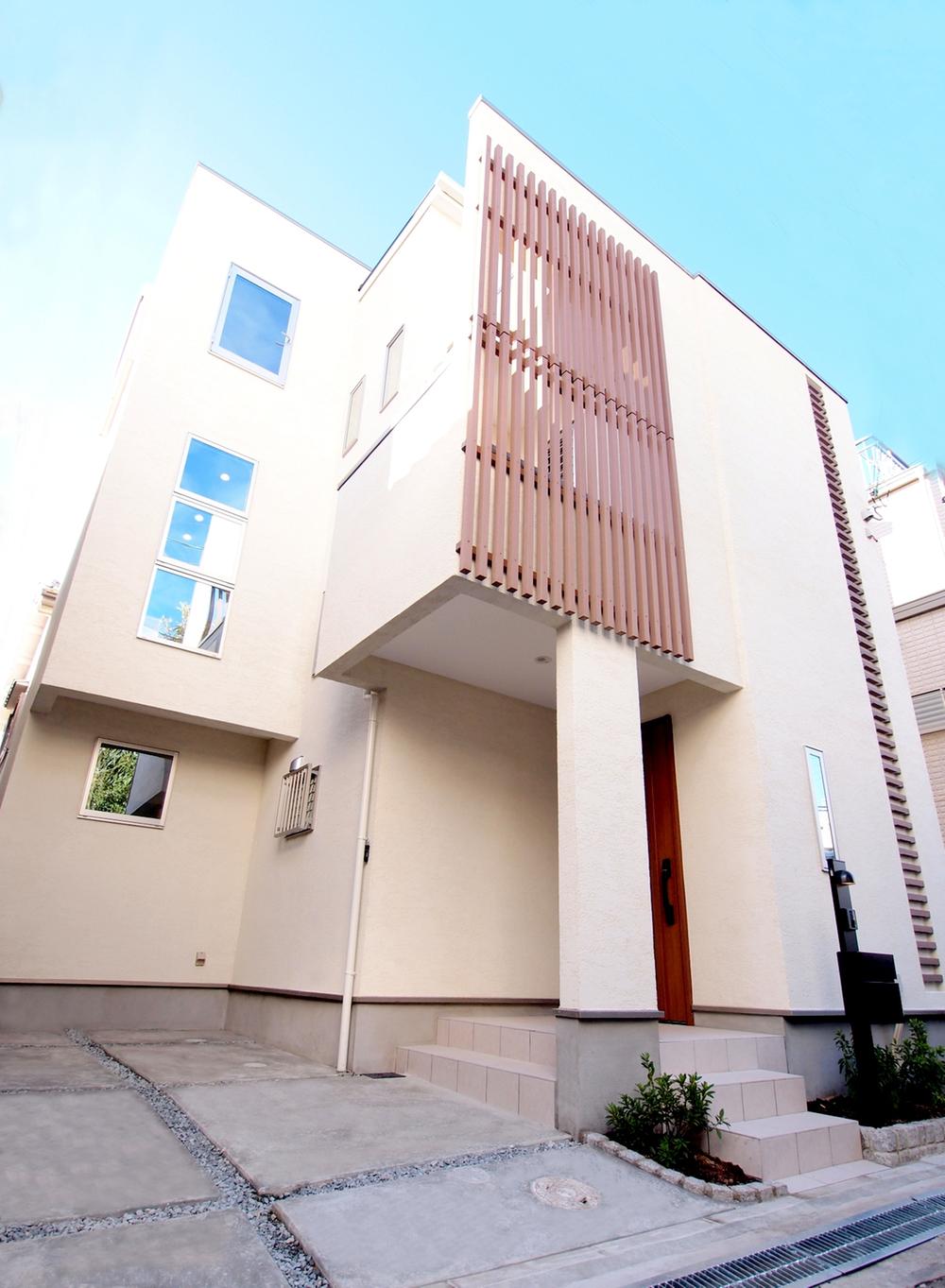 Local appearance photo. In white and clean appearance, Plus the warmth of wood. 