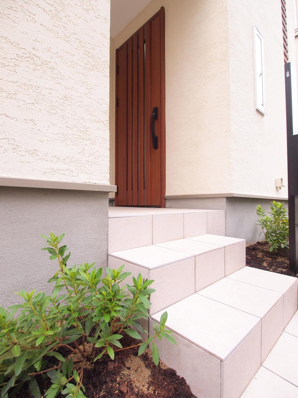 Entrance. A space that treat the planting around the entrance. 