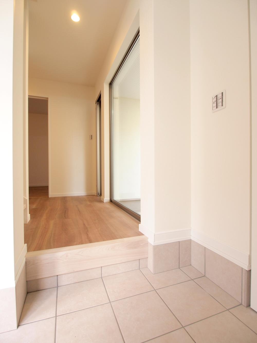 Entrance. It was not take the natural light from the large glass surface, Entrance hall. 