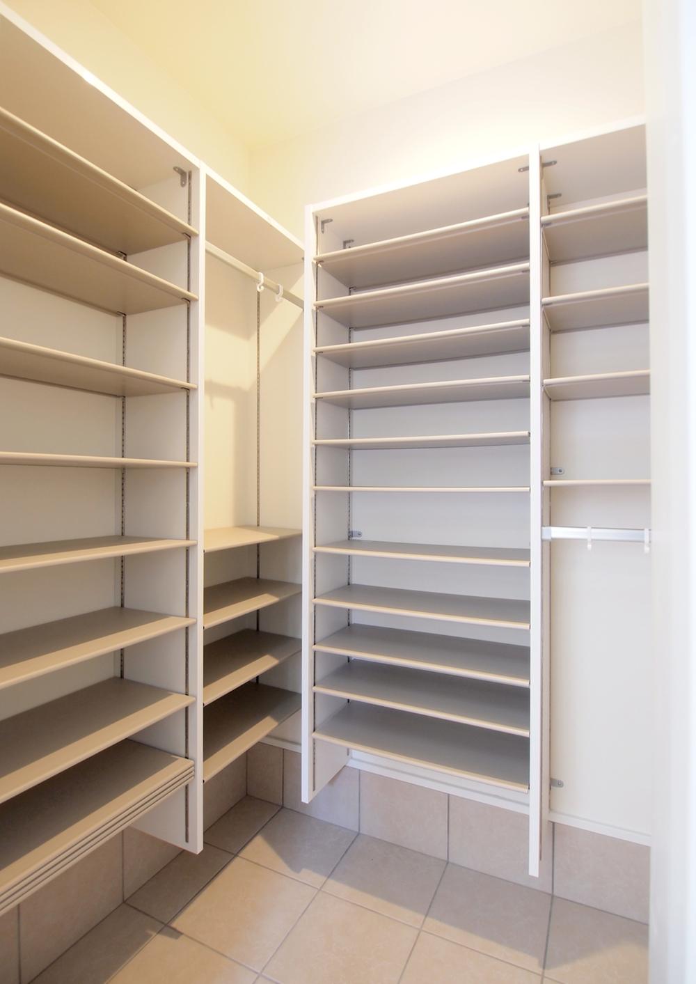 Receipt. Not only shoes, Shoes in cloak that umbrella and accessories can also plenty of storage. 