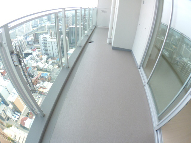 Balcony. It is a photograph of the other rooms. Please for your reference.