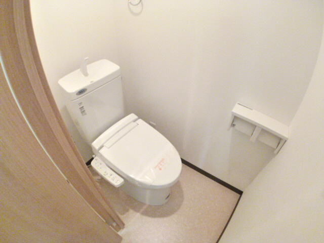 Toilet. It is a photograph of the other rooms. Please reference.