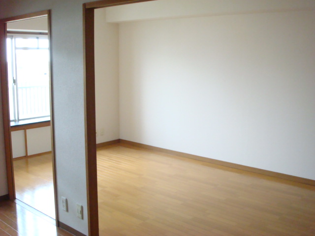Other room space. It is the wider of the Western-style