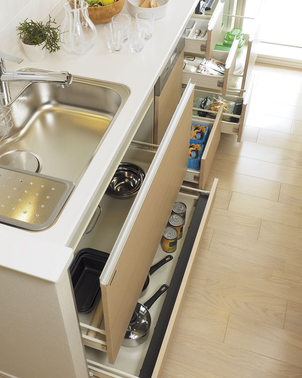 Kitchen.  [All slide storage] Store thing is closed gently easy out all slide housing has been adopted (same specifications)