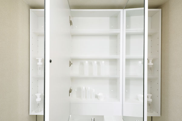 Bathing-wash room.  [Three-sided mirror] Is a three-sided mirror of Kagamiura with storage etc. can hold small items (same specifications)