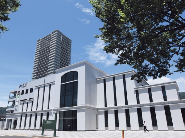 <JR Nada Station> 1 station 3 minutes from Nada Station a 7-minute walk to Sannomiya Station. As a 5-minute walk to other Hanshin "Iwaya" station, Same "Kasuganomichi" 6-minute walk to the station, Hankyu Kobe Line "Kasuganomichi" easy access walk 11 minutes and 3-wire 4 station accessible to the station?