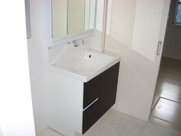 Wash basin, toilet. Three-sided mirror type