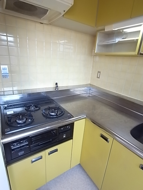 Kitchen. It is easy built-in system kitchen spear of dishes