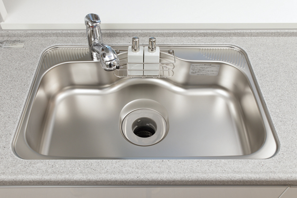 Kitchen.  [Quiet sink] By affixing the damping material to the sink bottom, To reduce the harsh sound of when the shower water and tableware hits the sink, It has been consideration to such conversations at family reunion ( ※ 18)