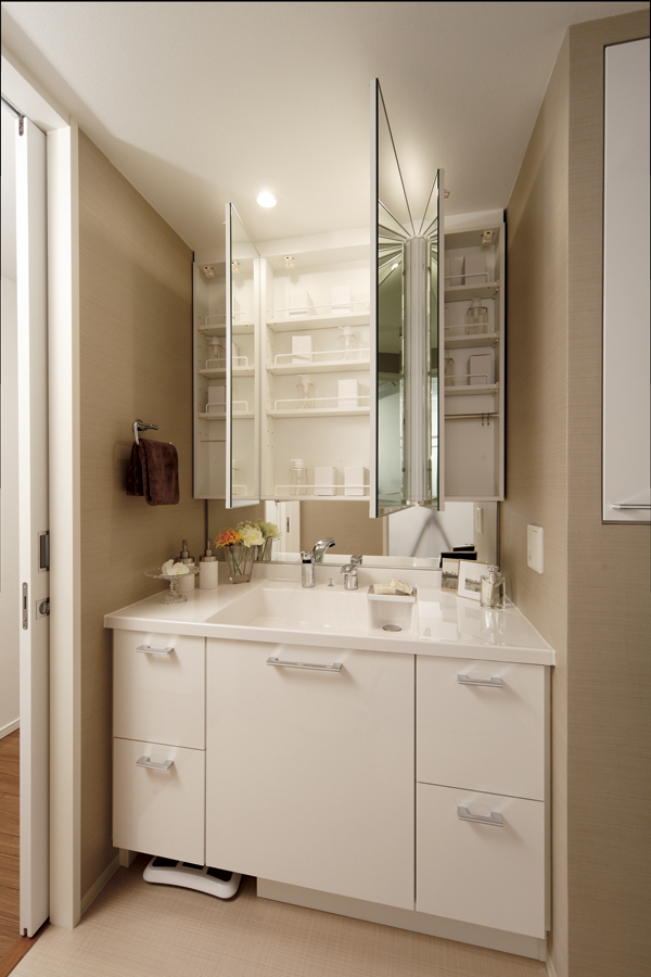 Bathing-wash room.  [Three-sided mirror with vanity] We dated three-sided mirror with also three-sided mirror under mirror tailored to the child's point of view vanity is adopted. Ensure the storage rack on the back side of the three-sided mirror. You can clean organize such as skin care and hair care products. Also storage rack plate is clean and maintain because it is clean and remove ( ※ 18)