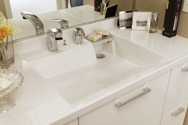 Bathing-wash room.  [Artificial marble basin bowl] Counter and bowl in the integrally molded with no easy seam of care, Beautiful luster artificial marble. A bowl of linear square form, It will produce the urban basin space. Houtte palette put and wet cups and soap is provided ( ※ 18)