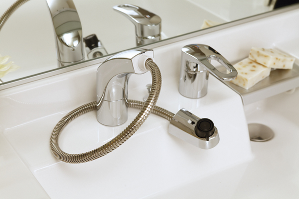 Bathing-wash room.  [Single lever faucet] The vanity is, Head is pulled out, Convenient single-lever faucet has been adopted, for example, when you wash basin bowl ( ※ 18)