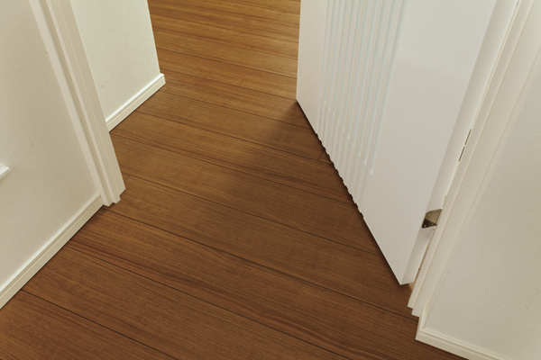 Interior.  [Full-flat design] Such as falling stumbled, As much as possible to eliminate the floor level difference in the dwelling unit in order to avoid unexpected accidents in the dwelling unit, Realize the full flat floor ※ Entrance, balcony, Except for the doorway of the bathroom ( ※ 18)