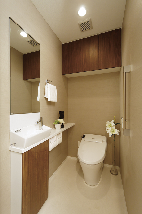 Toilet.  [Tankless toilet] Toilet, Adopted without a tank type. Since the toilet rear is space saving, To achieve a more uncluttered space. Use hot water shower comfortable, It is with advanced features that also performs automatic cleaning of the toilet in the non-touch by the seat sensor. In washing the amount of water used is small type, Water-saving is made to the reduction of CO2 emissions, Friendly specifications to the economy and the environment ( ※ 18)