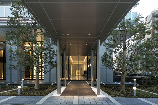Features of the building.  [Grand Entrance] Canopy with a profound feeling in the center of symmetry facade (eaves), Neat and clean the glass door with a sense of transparency, Green scenery to accompany the kindness. Grand entrance, The ground 54 floors, a total 640 House ※ Worthy of the big project called 4, As a dignified, Yet elegant design we have been subjected. Advanced is of architectural beauty and impressive front zone in harmony with the natural moisture (2013 February shooting)