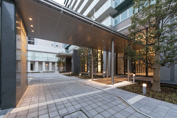 Features of the building.  [Entrance approach (driveway)] Ahead of the Grand Entrance entering the main gate, Prepare a hotel-like driveway. In addition to be getting on and off, such as a car or taxi of tenants can be useful even on rainy days, It is also useful to lower the heavy luggage, such as suitcases and cart. Of course, those who are using the car, For those of the guest will produce a rich life scene (2013 February shooting)