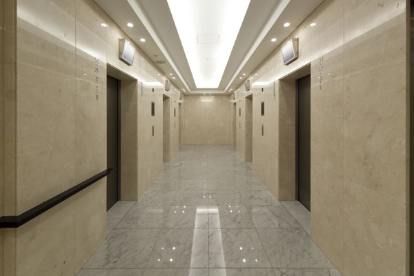 Shared facilities.  [1 floor elevator (medium ・ High-rise for the elevator hall)] By beautiful marble and Orijo ceiling of indirect lighting, 1 floor elevator hole drifted elegance. Also, Elevator high-rise, Aiming to eliminate congestion at the time of the length and the peak of the waiting time is a concern in the large-scale apartment, For the high-rise, For the middle, It zoning divided into three layers for low-rise, It is increases such elevator design comfort (2013 February shooting)