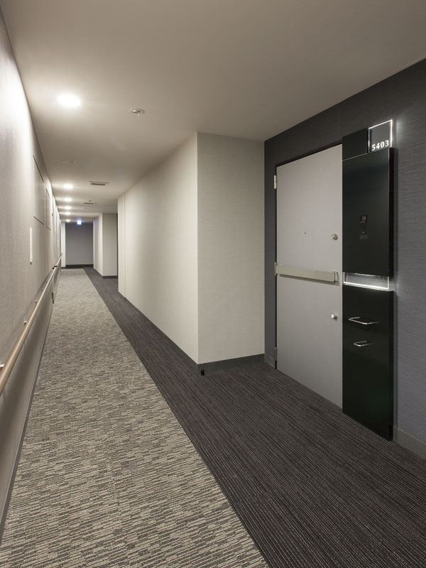 Shared facilities.  [Inner hallway] Fine carpet paste on the inner corridor design has been adopted in the approach to the private residence. It is possible to approach to the private residence without being exposed to the outside air from the elevator hall, Also increases other privacy property and security of being able to move comfortably throughout the year. Also, Because the floor is a paste carpet to support the life full of peace, such as footsteps it is hard to sound (2013 February shooting)