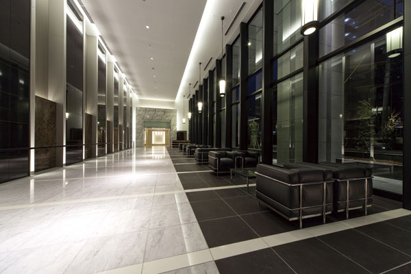 Buildings and facilities. Proceeding from the entrance hall to the ground lobby, Moisture of East Garden coming into view is that decorate the large space and the windowsill of a two-layer Fukinuki. While leisurely deposit the body in a comfortable sofa, Guests have their own way of moments such as the meeting of the chat and the family of the guest. The front desk was installed in the corner to support a comfortable urban life in a hotel-like software services (Grand Lobby / 2013 February shooting)
