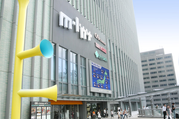 Surrounding environment. Restaurant floor ・ Fashion Floor ・ Tower Records ・ Mint Kobe colorful shops and cinemas are substantial (3-minute walk ・ About 230m) ※ 7