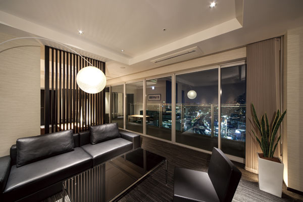 Buildings and facilities. -Out dynamic Glitter of Meriken Park and Harborland district views from the ground floor 39. It is the moment to come pride and joy to live in high-rise Tower Residence is welled up. In the Sky Lounge, which overlooks the city center-out of Glitter, Guests are elegant moments, such as a hotel suite. Also, Welcoming such a sofa and table in the salon feeling invited guest has also been installed (Sky Lounge / 2013 February shooting)