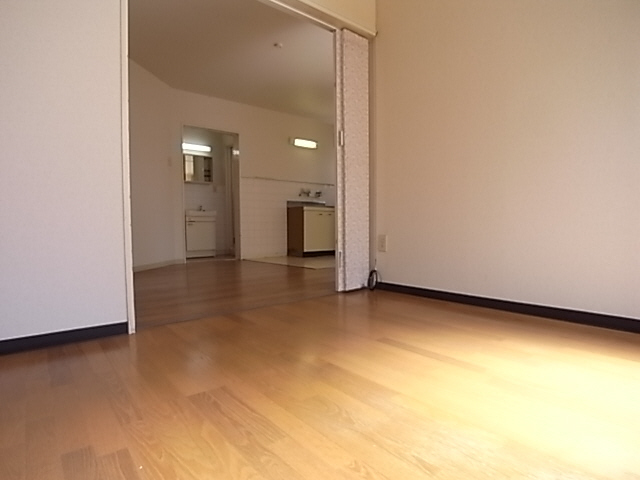 Other room space. Reference image (It is a photograph of the other in Room)