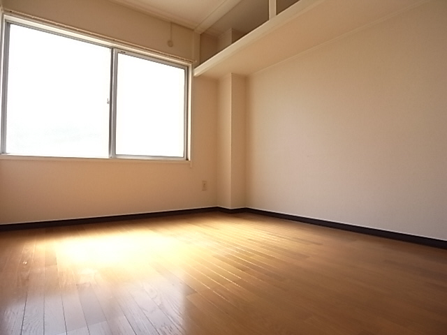 Other room space. Reference image (It is a photograph of the other in Room)