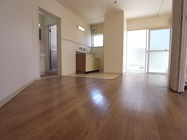 Living and room. Reference image (It is a photograph of the other in Room)