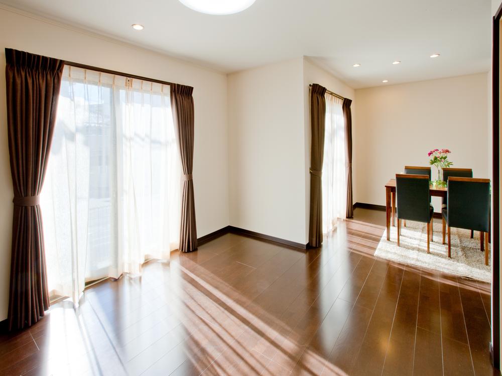 Living. living  Insert a bright light from the south side. 