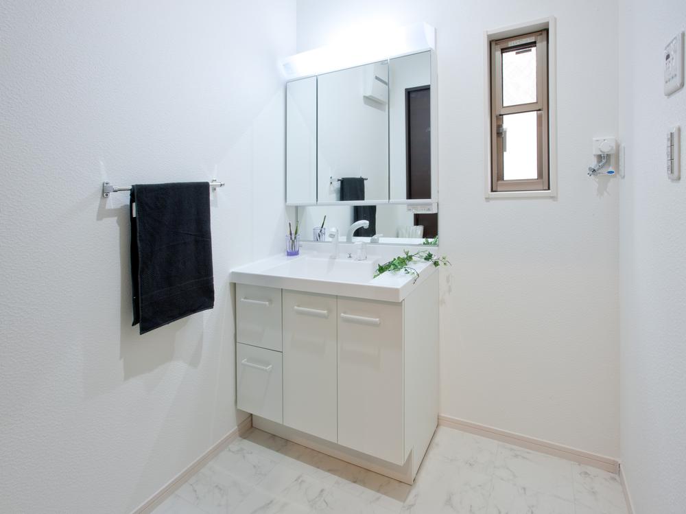 Wash basin, toilet. Powdery Room