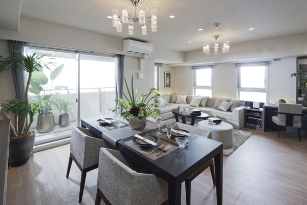 Living.  [living ・ dining] Gas hot-water floor heating comfortably warm the room from the ground to not pollute the air has been adopted ( ※ A type model room / Adoption menu plan (including some paid option ・ Application deadline Yes))