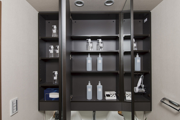 Bathing-wash room.  [Three-sided mirror back storage] Make-up products such as toiletries and hairdryer, It fits plenty of small items (same specifications)