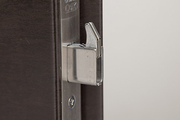 Security.  [Sickle dead lock] To lock the, Adopt a sickle dead lock to prevent prying from the outside. It takes time to unlock, Suppress the suspicious person of the intrusion (same specifications)
