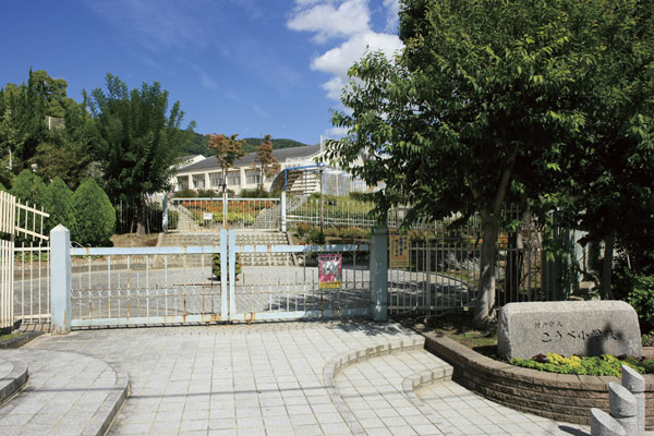 Surrounding environment. Municipal Kobe elementary school (a 10-minute walk ・ About 750m)