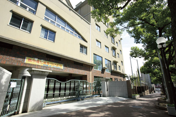 Surrounding environment. Municipal Kobe Ikuta Junior High School (14 mins ・ About 1080m)