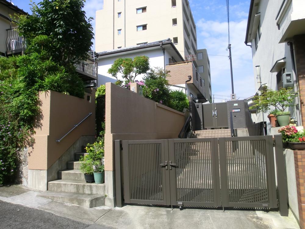 Local appearance photo. Local (July 2012) shooting