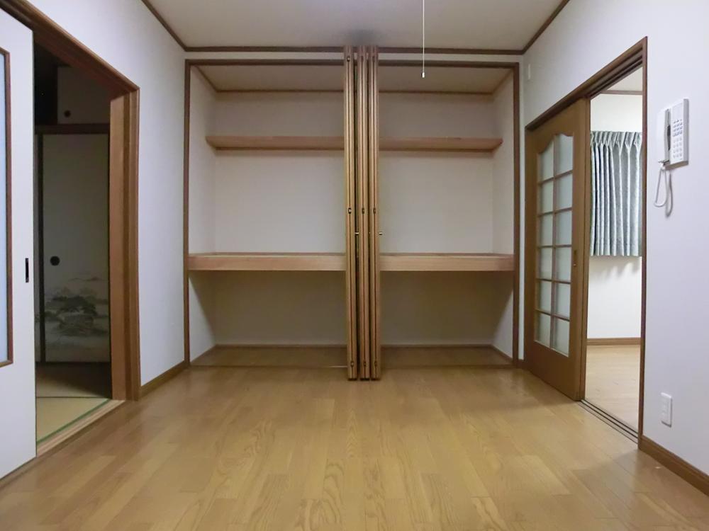 Non-living room. Indoor (10 May 2012) shooting