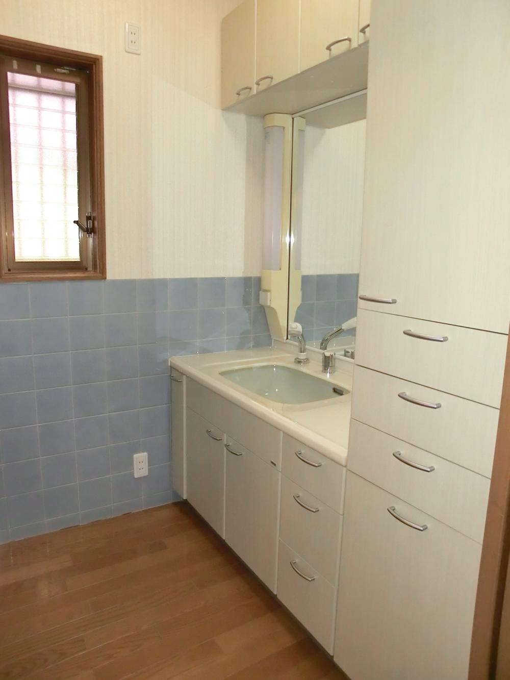 Wash basin, toilet. Indoor (10 May 2012) shooting