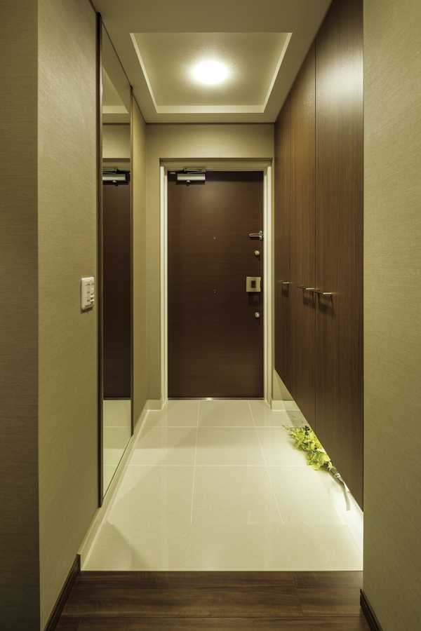 Interior.  [Entrance] The chic look of the orthodox, Entrance was accompanied by a color of the modern sensibility. Sophisticated color and fine materials, In such delicate lighting is penetrated into one of aesthetics, Shape the proud mansion of facial expression (E type model room)