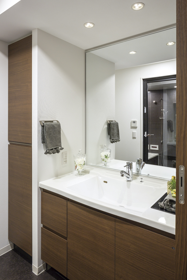 Bathing-wash room.  [Powder Room] It is not in the space of just to adjust the grooming. I finished in the taste stylish life scene is sophisticated Tanoshimeru so. Even while it and clean is the powder room that sense of quality drifts (E type model room)