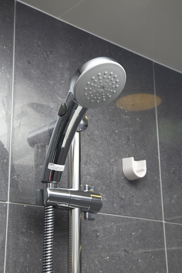 Bathing-wash room.  [Shower head with switch] Water stop at hand switch ・ High water-saving effect is it is possible to operate the water discharge, It is also effective for energy saving (the same specification)