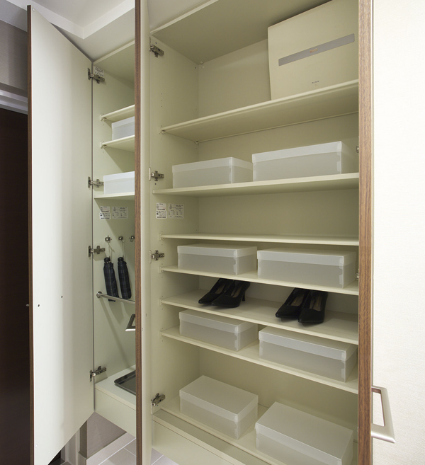 Receipt.  [Shoe box] It is functional tall type of shoe box by the movable shelf can also be stored, such as boots ※ Specifications vary by type (E type model room)