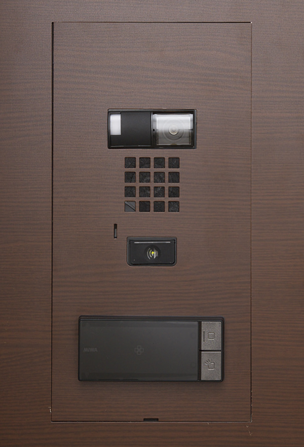 Security.  [Entrance before the camera] The camera was placed in front of the entrance of each dwelling unit, Possible video confirmation of visitor. Additional peace of mind is born (same specifications)