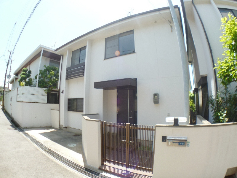 Building appearance. Around here I know a lot of single-family area.